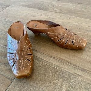 Nurture 7.5 whiskey/tan mule